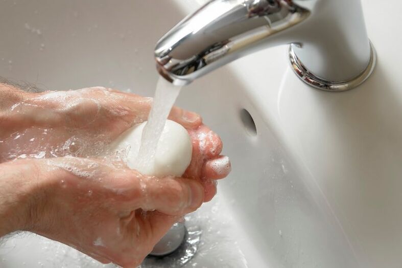 handen wassen met zeep om wormen te voorkomen