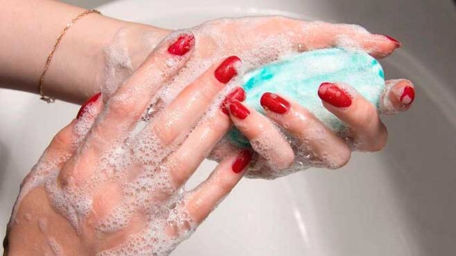 handen wassen met zeep om infectie met wormen te voorkomen